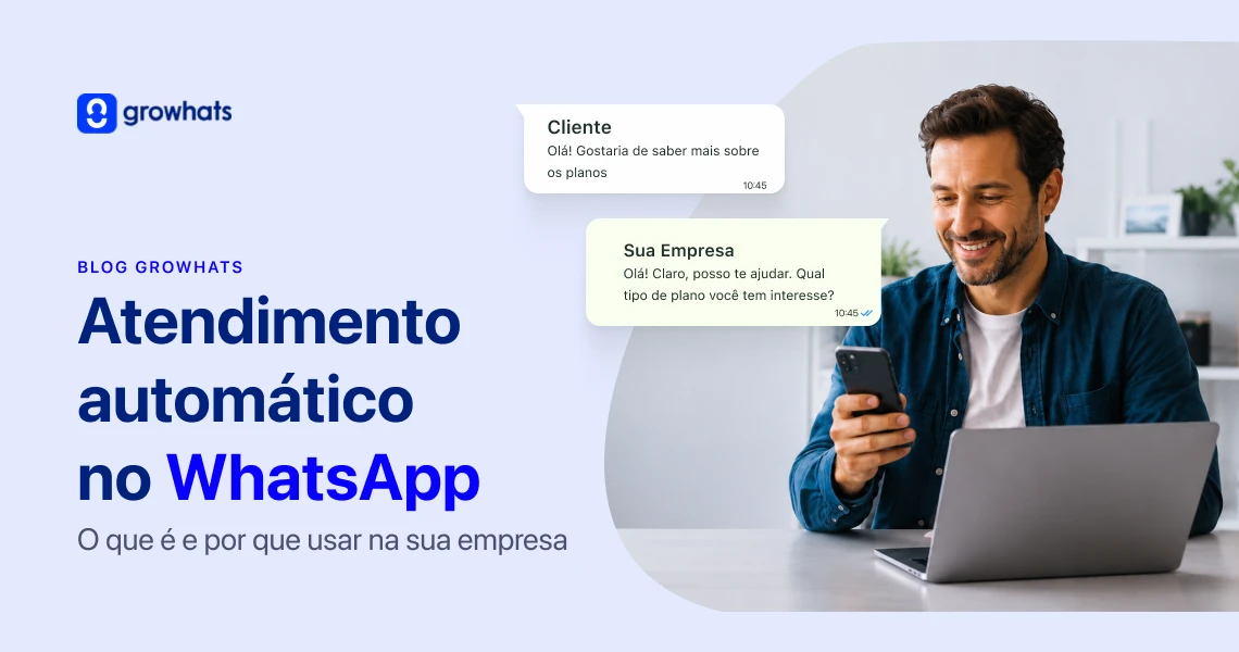 Homem sorrindo ao usar notebook e celular, ilustrando o atendimento automático no WhatsApp com balões de conversa de cliente e empresa. Logo Growhats ao lado.