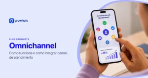 Imagem do blog Growhats sobre Omnichannel. À esquerda, o texto "Omnichannel: Como funciona e como integrar canais de atendimento". À direita, mãos seguram um celular mostrando uma jornada de canais conectados (WhatsApp, Instagram, e-mail) e um gráfico com "+45% em vendas".