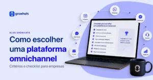Banner lilás do blog Growhats com o título "Como escolher uma plataforma omnichannel: Critérios e checklist para empresas". À direita, um notebook exibe uma lista de requisitos e está cercado por ícones flutuantes de canais de atendimento como WhatsApp, Instagram, e-mail e chat. No canto inferior, há uma caneca preta.